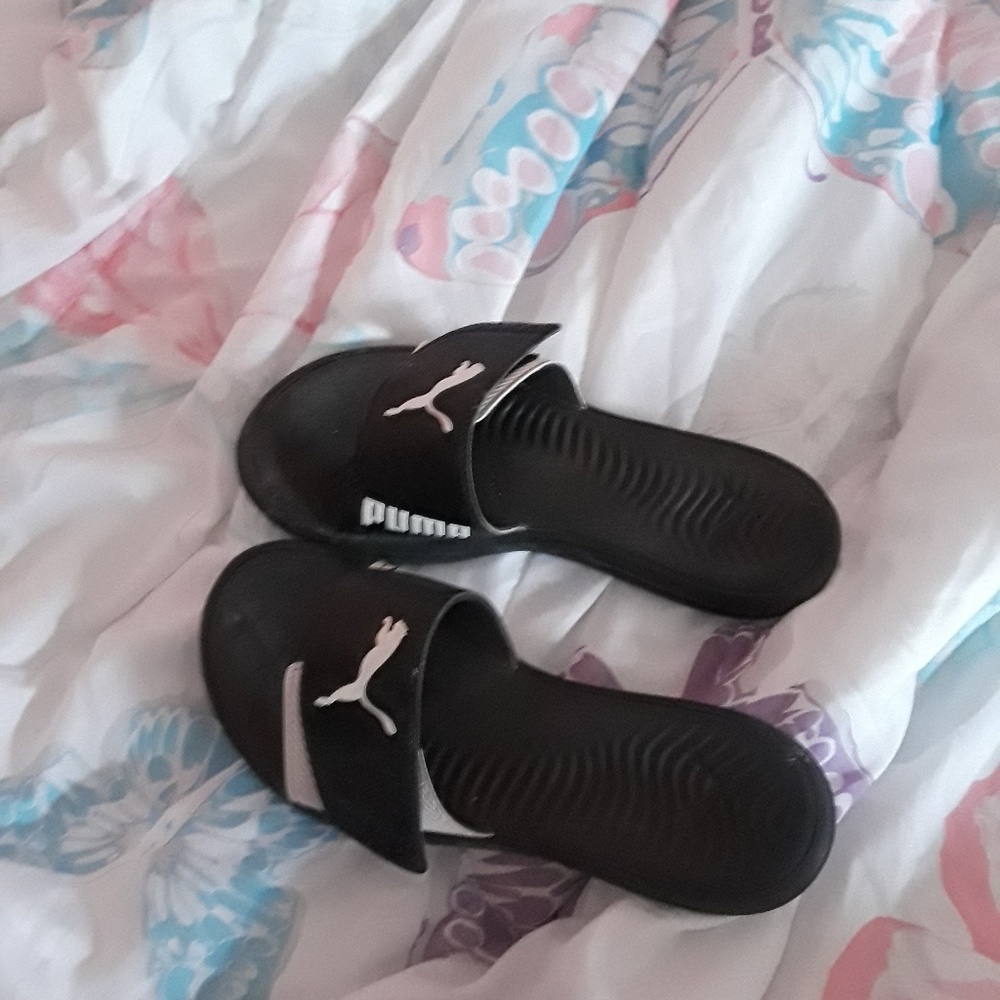 Pumas size 6 sandals